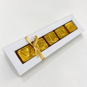 Caixa branca com visor + 5 bombons com logotipo em relevo